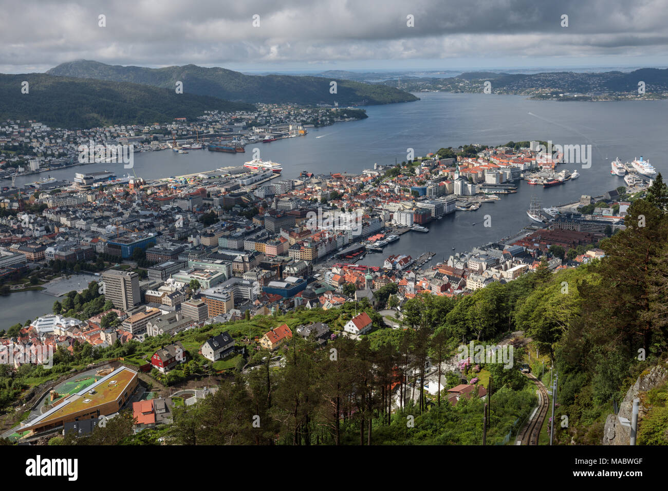 Aerielblick auf das Ufer und den Hafen von Bergen, Norwegen, vom Mount Floyen. Stockfoto