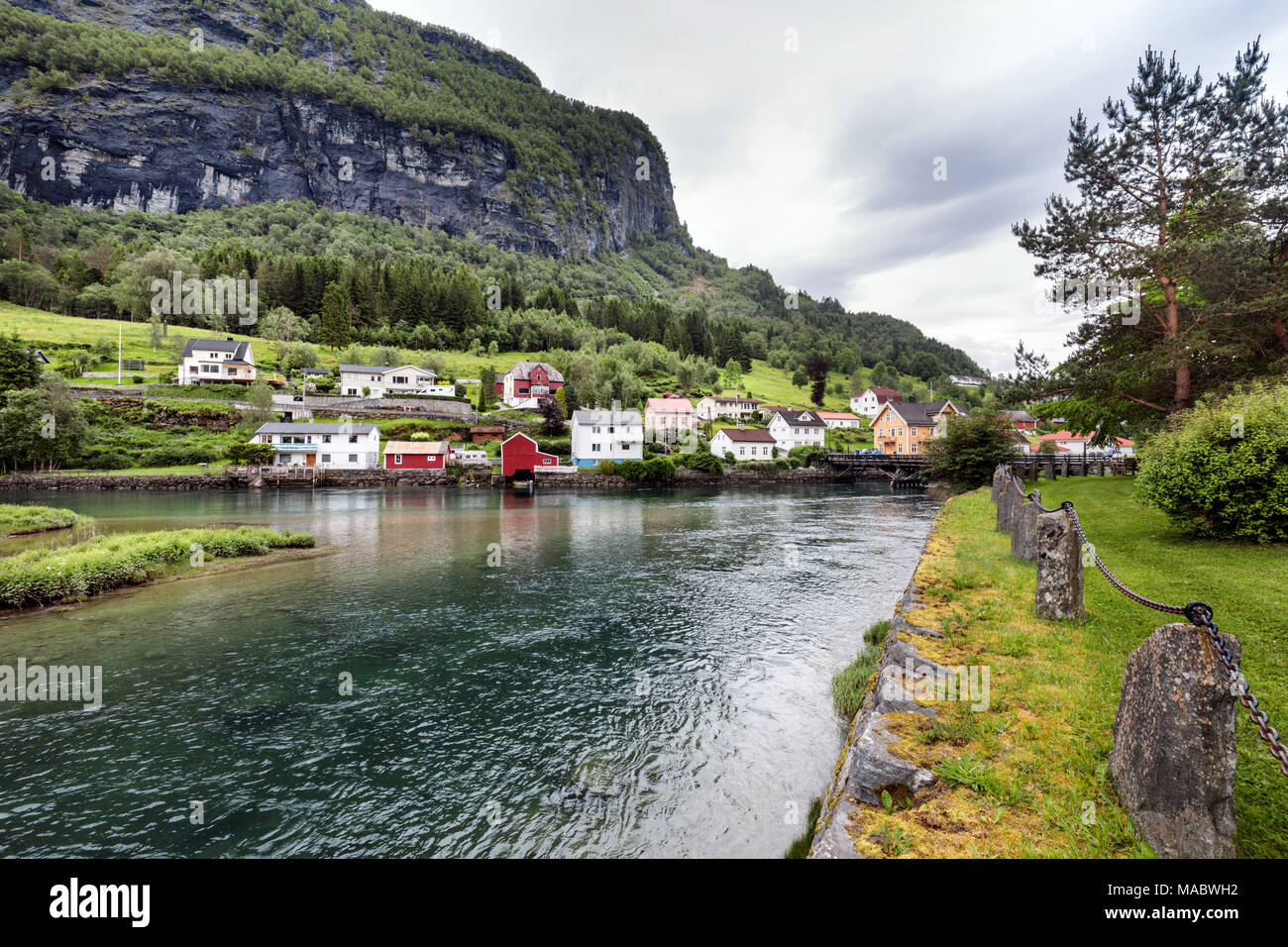 Brücke über den Fluss Stryneelva in Stryn, Norwegen Stockfoto