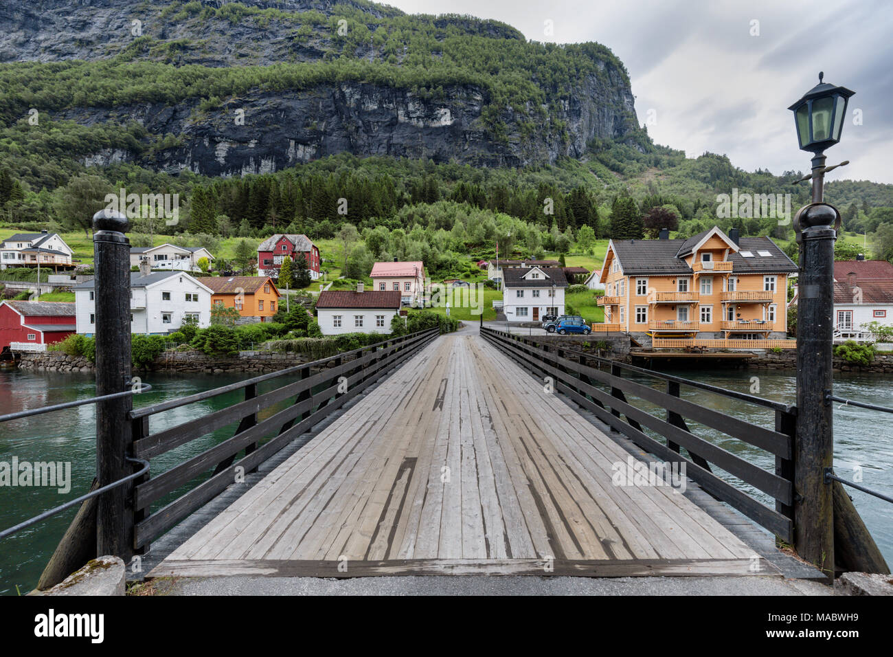 Brücke über den Fluss Stryneelva in Stryn, Norwegen Stockfoto