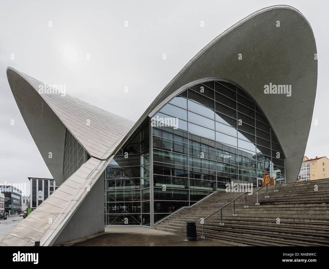 Öffentliche Bibliothek und Archiv, Tromso, Troms, Norwegen. Das geschwungene Dach ist für die Sicher channeling schmelzenden Schnee ausgelegt. Stockfoto
