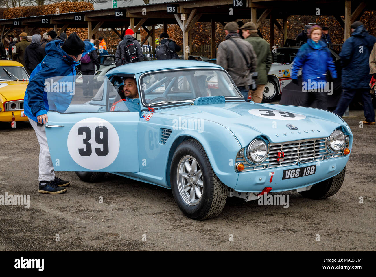 1962 Triumph TR4 von Karl Wetherell, Ronnie Hoare Trophy Teilnehmer, im Fahrerlager in Goodwood 76th Mitgliederversammlung, Sussex, UK. Stockfoto