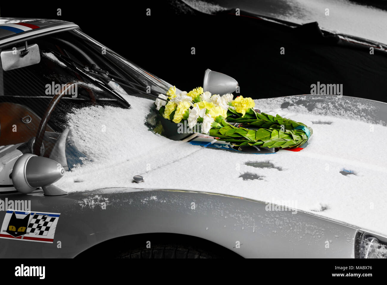 Schnee 1964 Porsche 904 Carrera GTS von James Cottingham, Ronnie Hoare Trophy Sieger Girlande, Goodwood 76th Mitgliederversammlung, Sussex, UK. Stockfoto