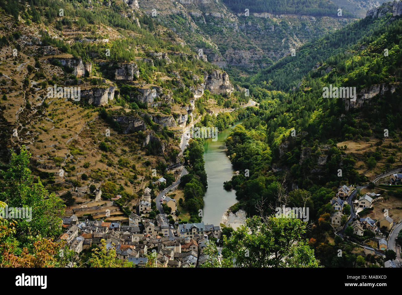 Sainte-Enimie in den Gorges du Tarn ein Canyon, geformt durch die Tarn zwischen den Causse Méjean und dem Causse de Sauveterre, in Südfrankreich. Stockfoto