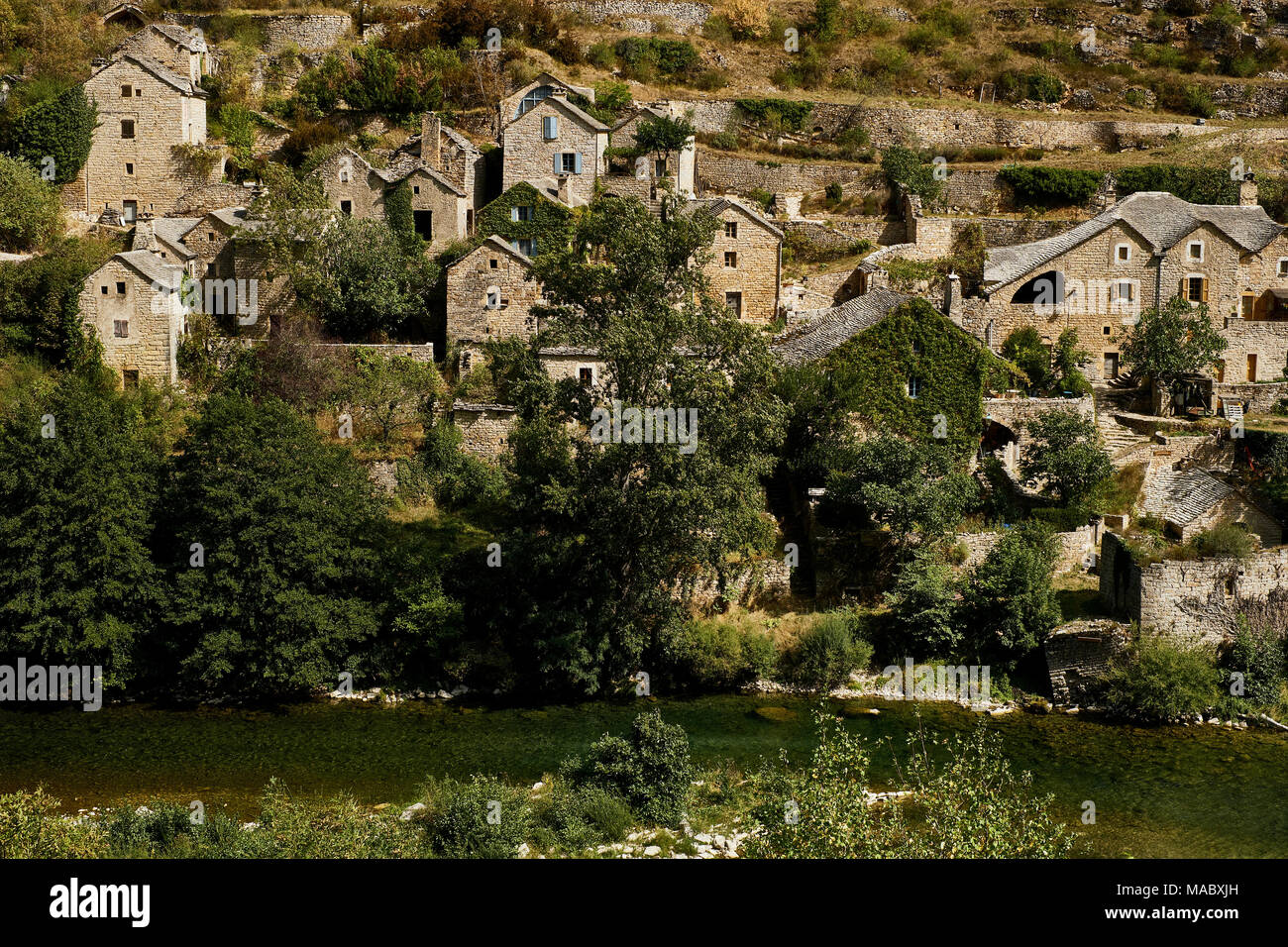Das Dorf Hauterives in Gorges du Tarn, ein Canyon, der durch den Tarn zwischen dem Causse Méjean und dem Causse de Sauveterre in Südfrankreich gebildet wurde. Stockfoto