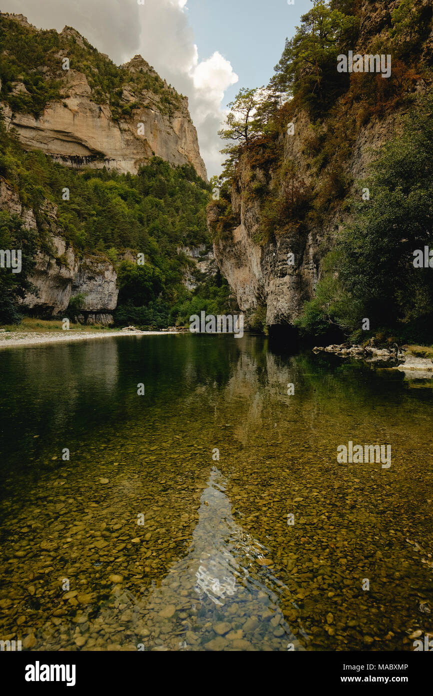Die Gorges du Tarn ist eine Schlucht von Tarn zwischen den Causse Méjean und dem Causse de Sauveterre, in Südfrankreich. Stockfoto