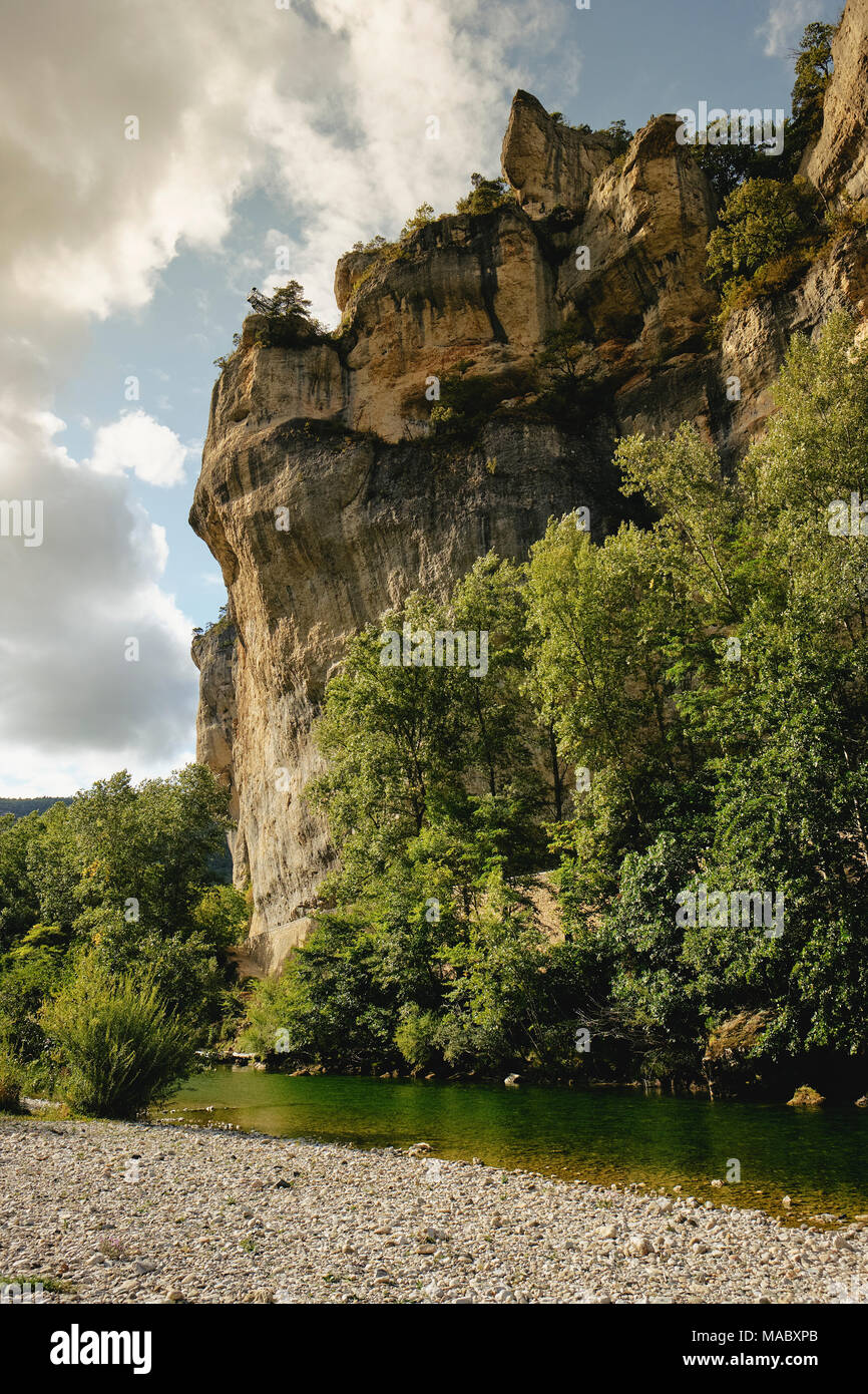 Die Gorges du Tarn ist eine Schlucht von Tarn zwischen den Causse Méjean und dem Causse de Sauveterre, in Südfrankreich. Stockfoto