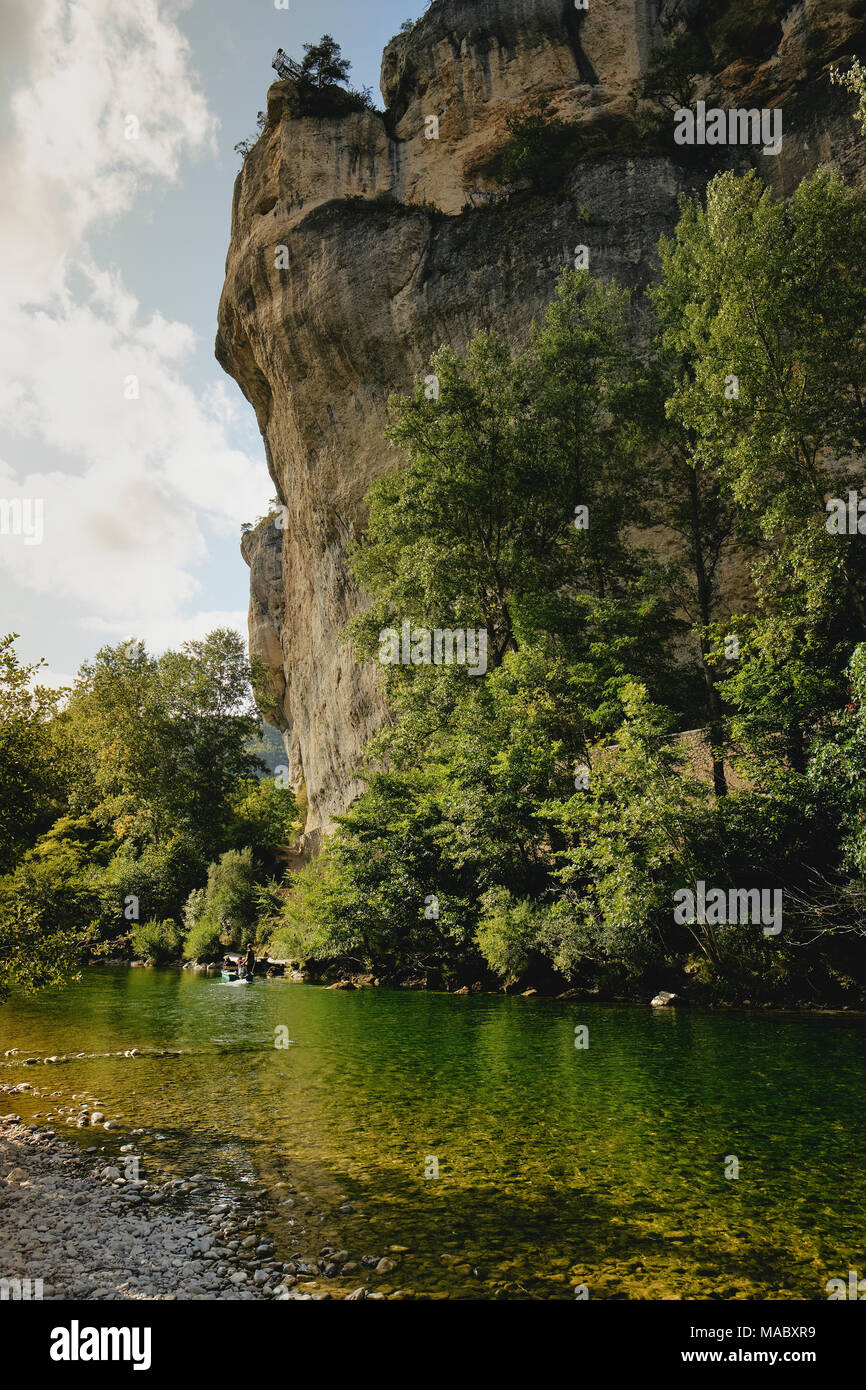 Die Gorges du Tarn ist eine Schlucht von Tarn zwischen den Causse Méjean und dem Causse de Sauveterre, in Südfrankreich. Stockfoto