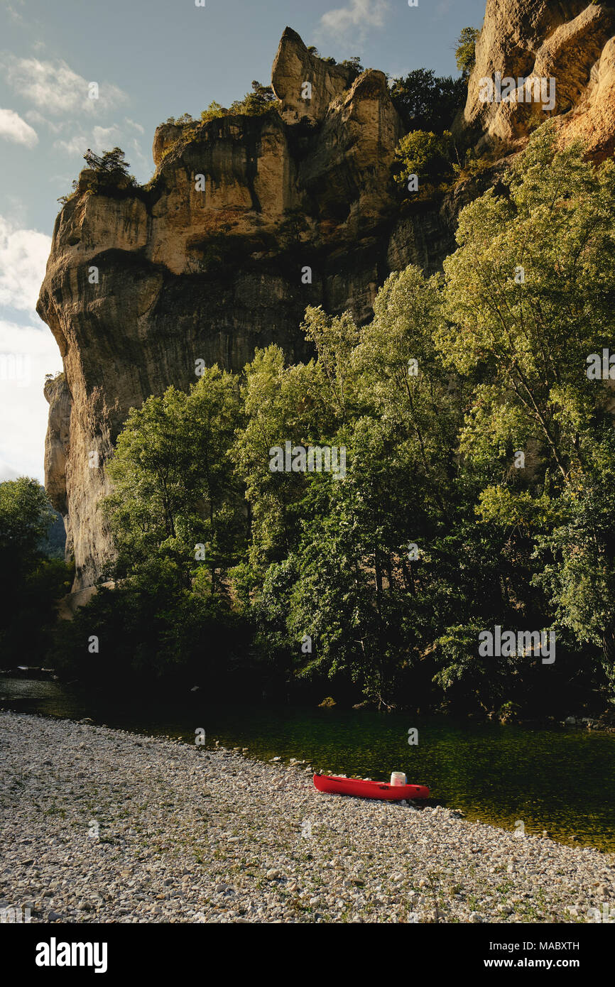 Die Gorges du Tarn ist eine Schlucht von Tarn zwischen den Causse Méjean und dem Causse de Sauveterre, in Südfrankreich. Stockfoto