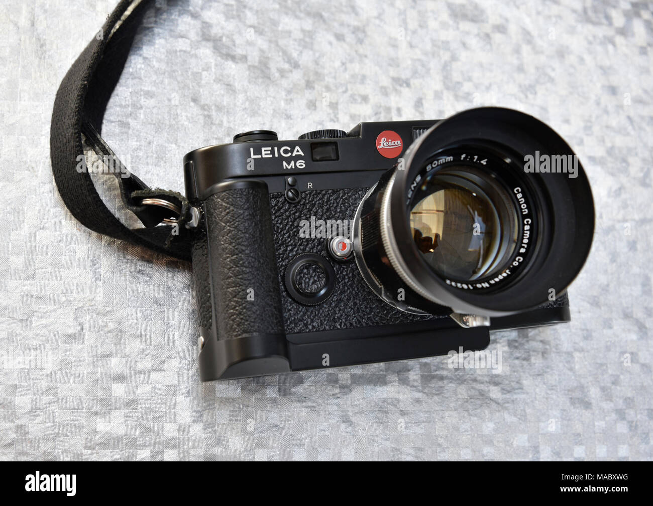 Klassische leica 0,85 M6 mit Canon 50mm f/1.4 Objektiv und leica m Griff Stockfoto