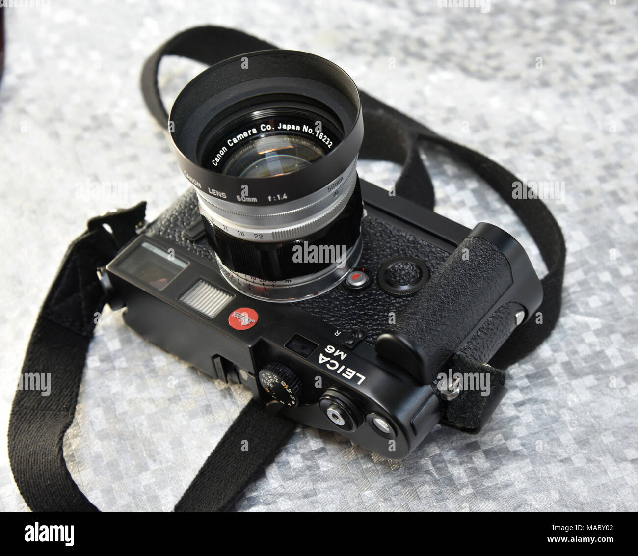 Klassische leica 0,85 M6 mit Canon 50mm f/1.4 Objektiv und leica m Griff Stockfoto