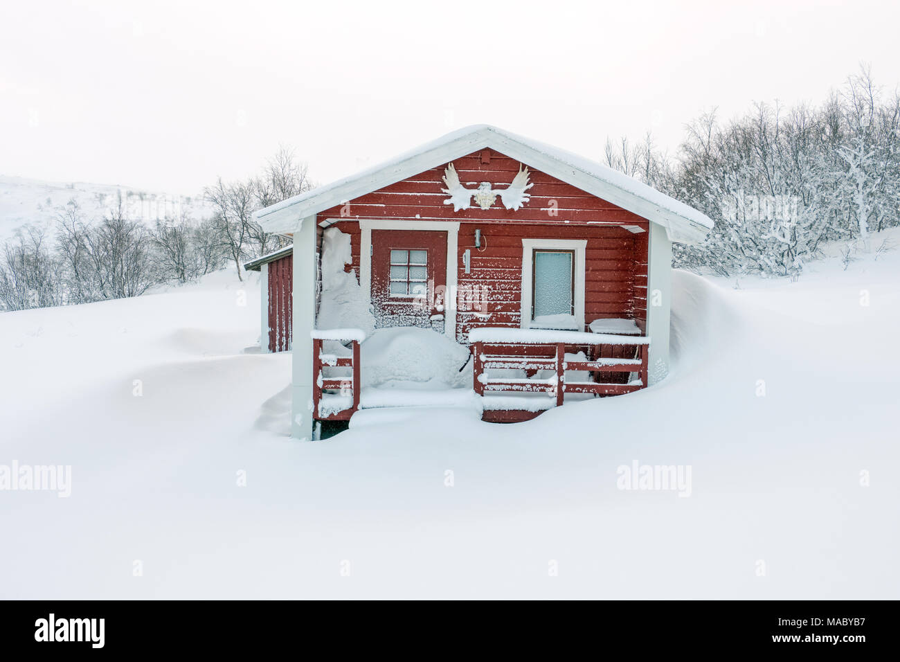 Verschneite Hütte in einem samischen Dorf in Schwedisch Lappland Stockfoto