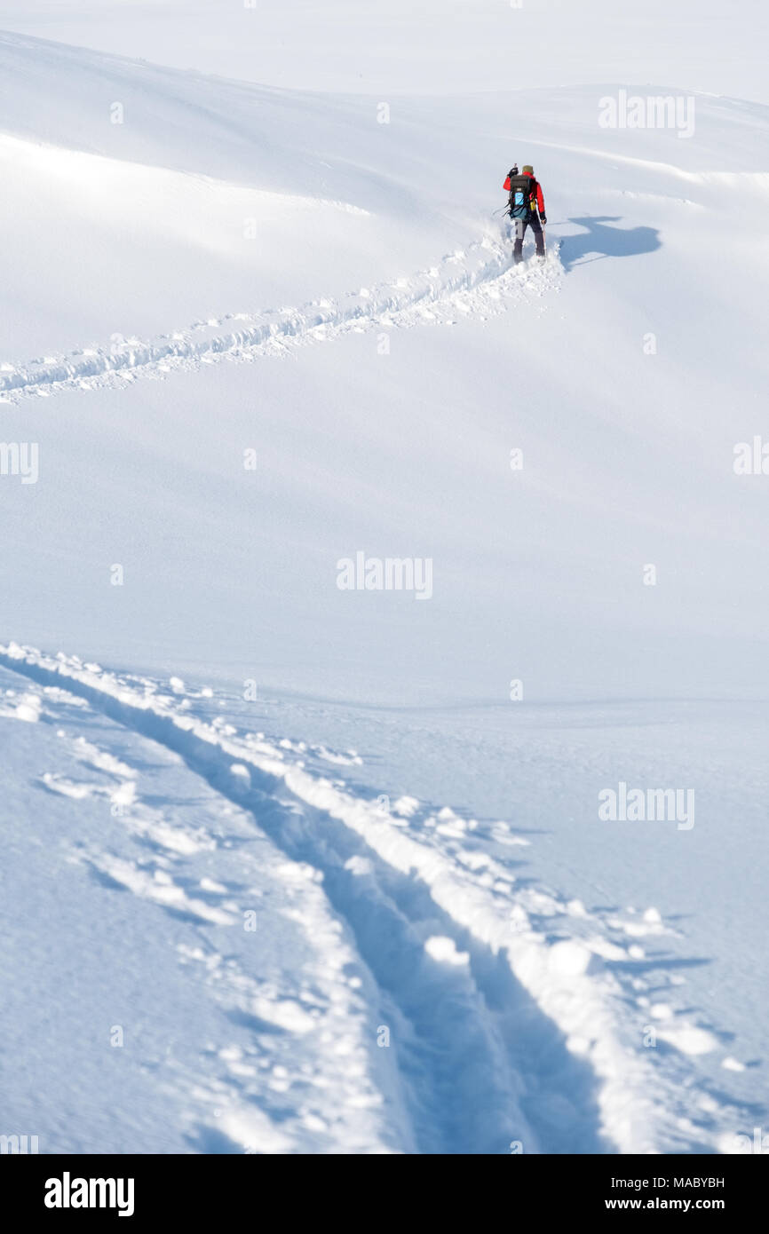 Einsame Skifahrer/Ski tourer Trail in tiefem Schnee Stockfoto