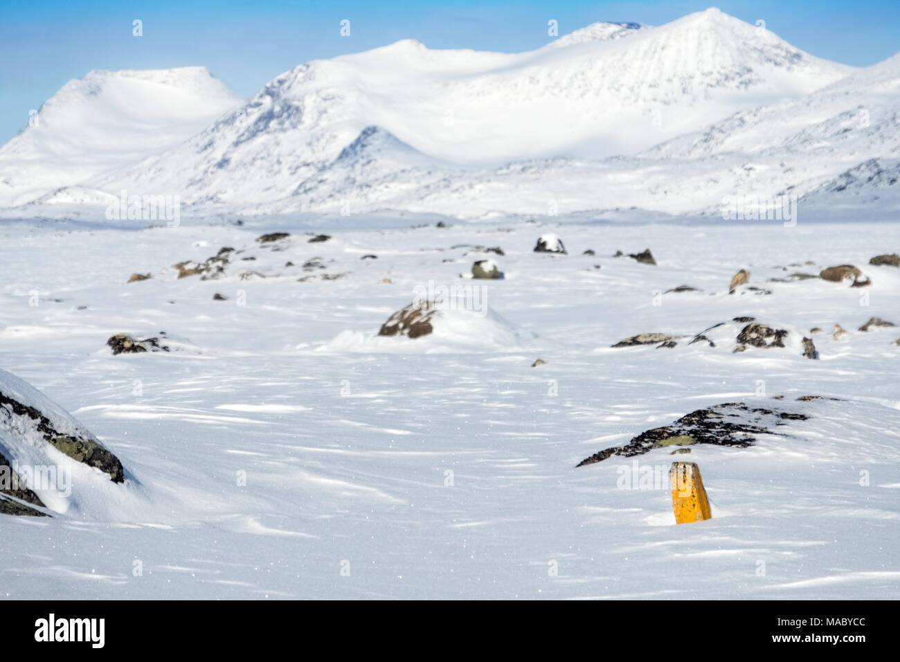 Yellow Stone Markierung der Grenze zwischen Norwegen und Schweden in die schneebedeckten Berge der Arktis Stockfoto