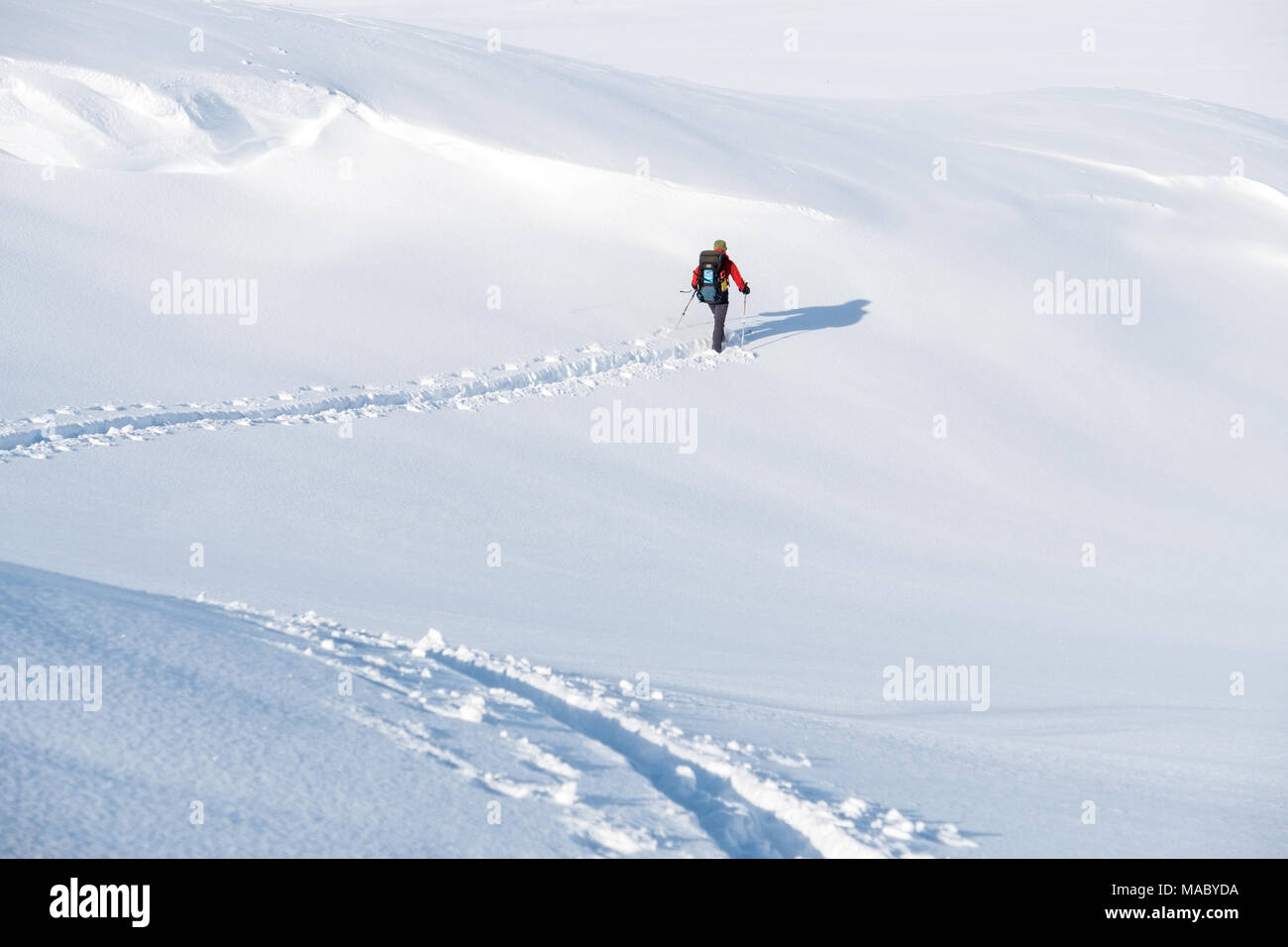 Einsame Skifahrer/Ski tourer Trail in tiefem Schnee Stockfoto