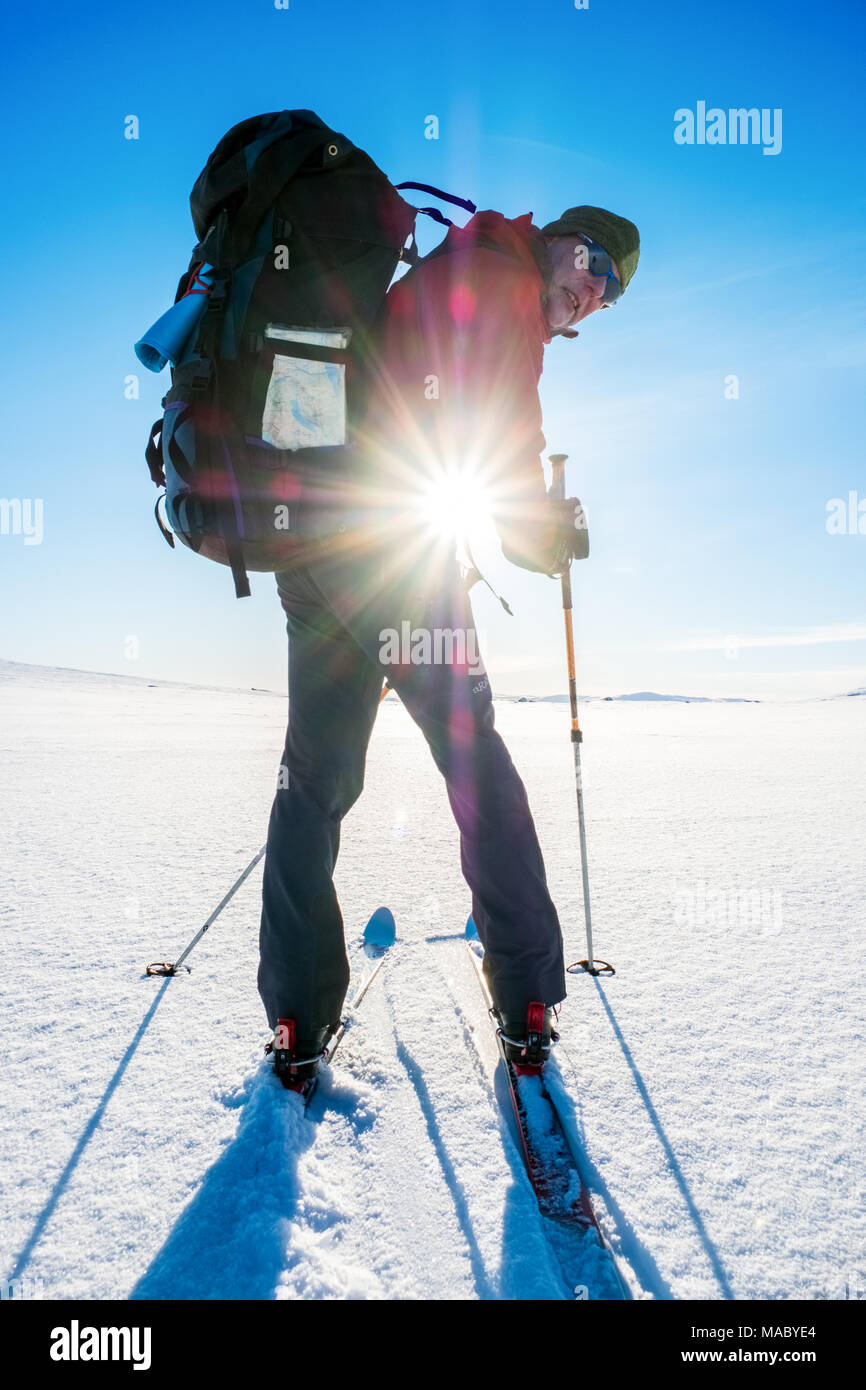 Einzelne männliche gegen helle Wintersonne während Ski fotografiert - Touring in Nordnorwegen Stockfoto