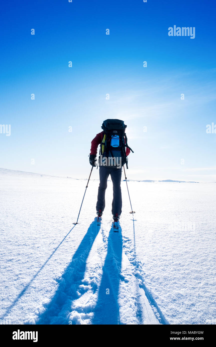 Eine einzelne skitourengeher in Nordschweden Stockfoto