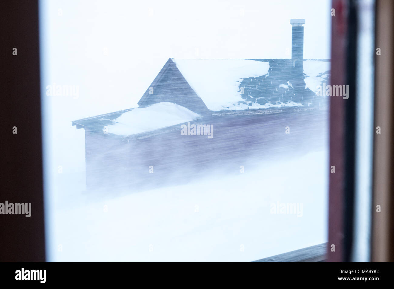 Blick aus einer Berghütte in einem Schneesturm Stockfoto