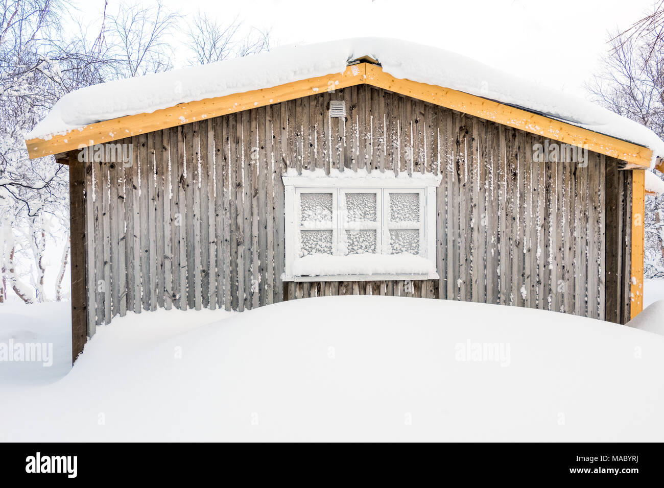 Verschneite Hütte in einem samischen Dorf in Schwedisch Lappland Stockfoto