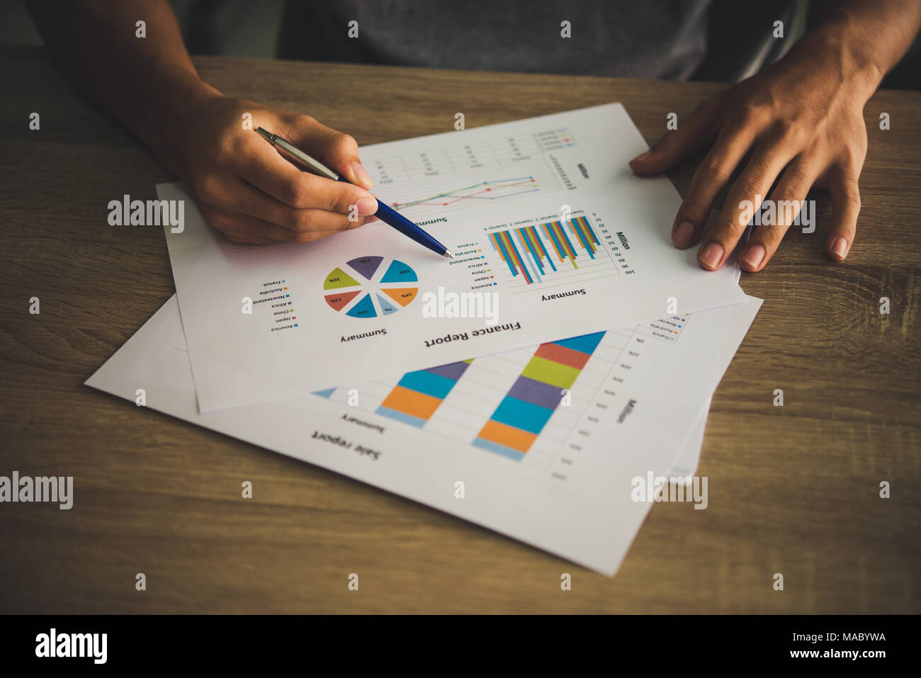 Geschäftsmann Holding und Analyse investment Plan arbeiten im Büro. Business arbeiten Konzept. Stockfoto