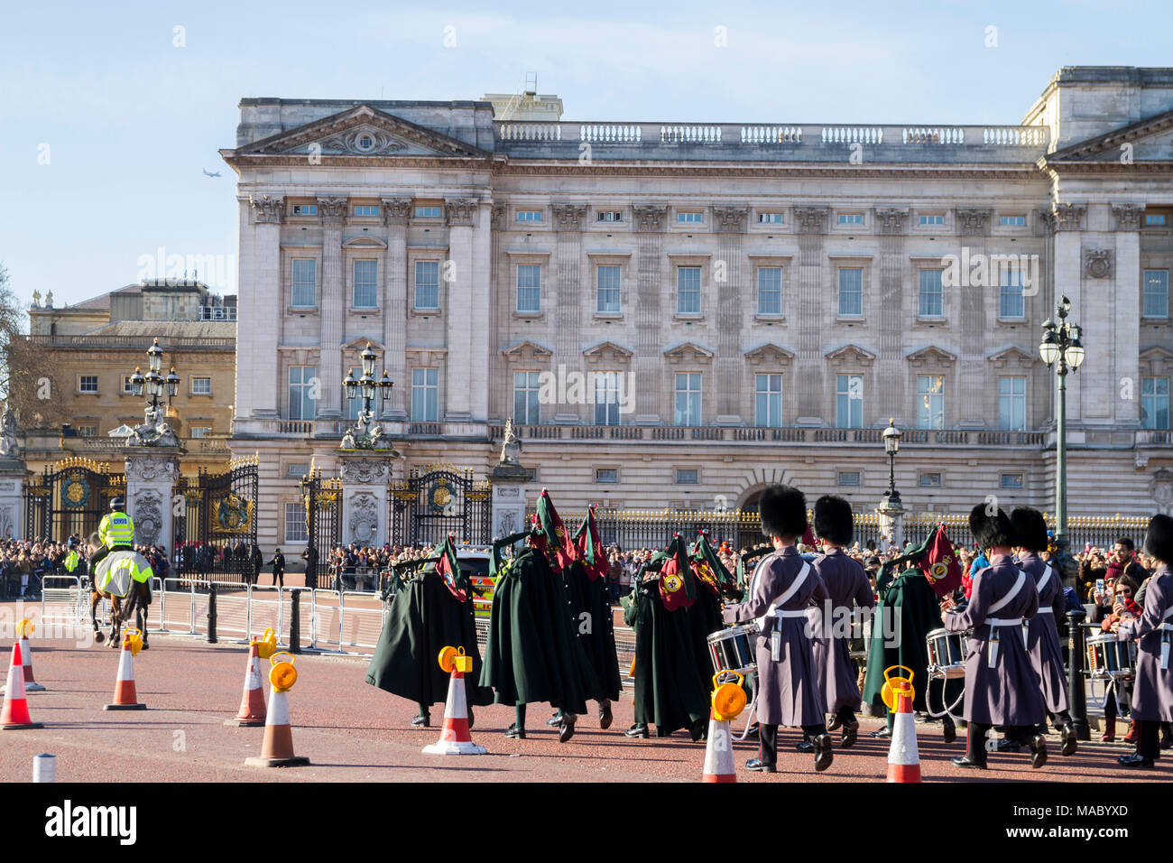 Es kam gerade die Queens Guard, Royal Guards in ihrem Winter Uniformen Wachablösung Parade am Buckingham Palace, London, UK Britische Stockfoto