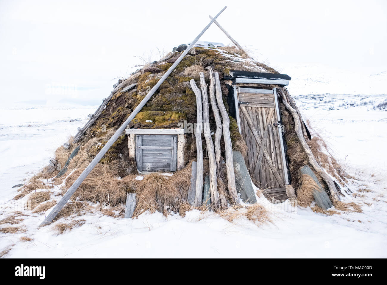 Eine goahti (traditionelle lappländische Hütte) in einem samischen Dorf in Schweden Stockfoto