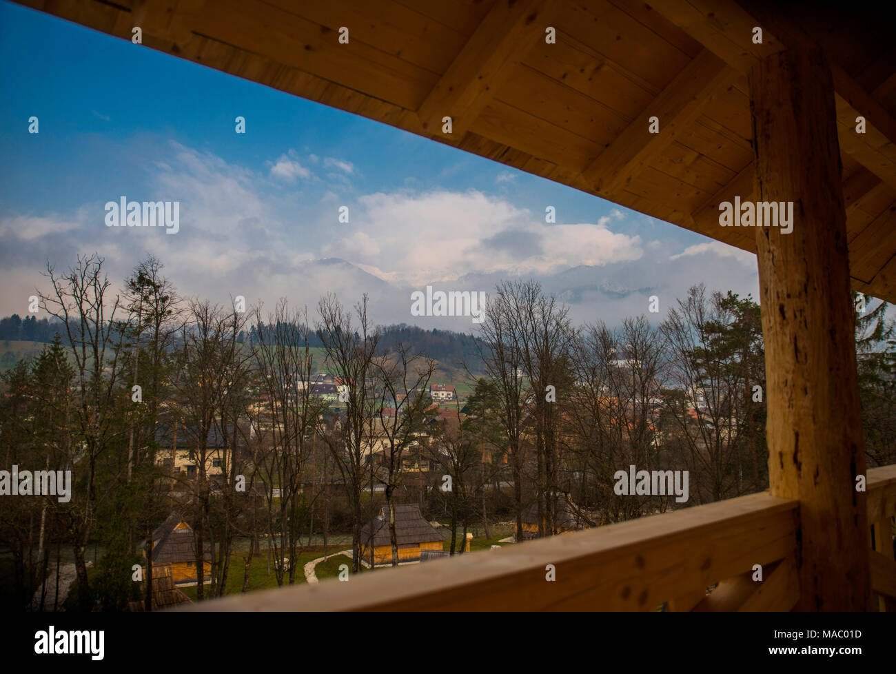 Blick auf die höchsten Jagd Observatorium der Welt, in Slowenien Eco Resort in der Nähe von Kamnik platziert. Stockfoto