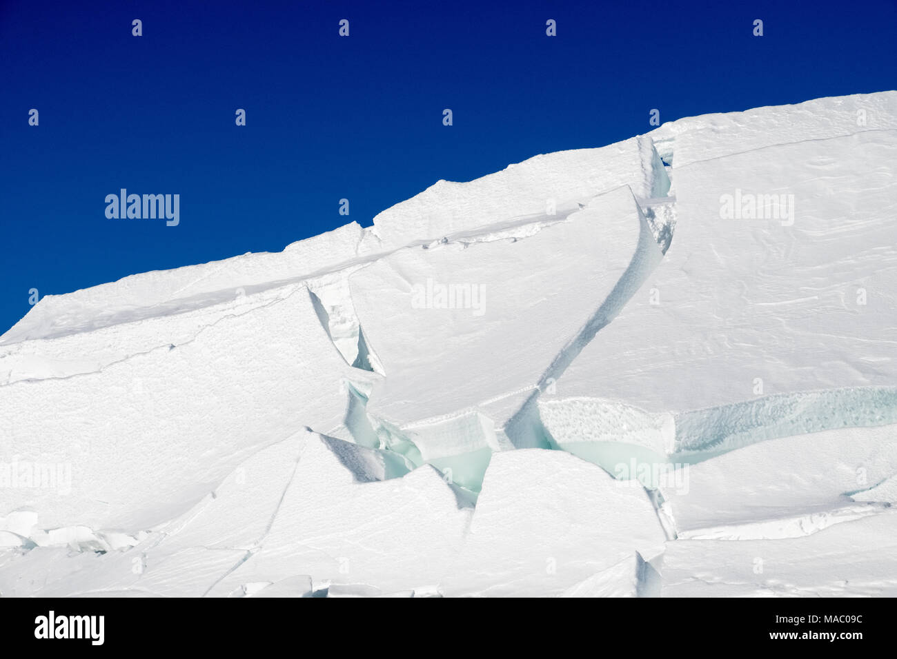 Brocken der arktischen Schnee und Eis vor blauem Himmel, Norwegen Stockfoto