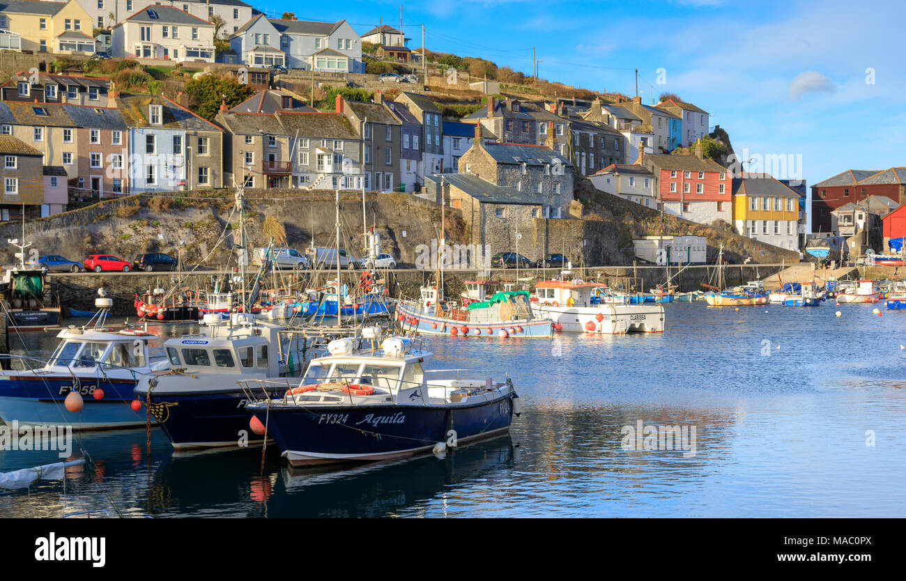 Mevgissey Hafen in Cornwall in der frühen Abendsonne. Angeln und Boote sind am Kai mit bunten Cornish cottages günstig Stockfoto