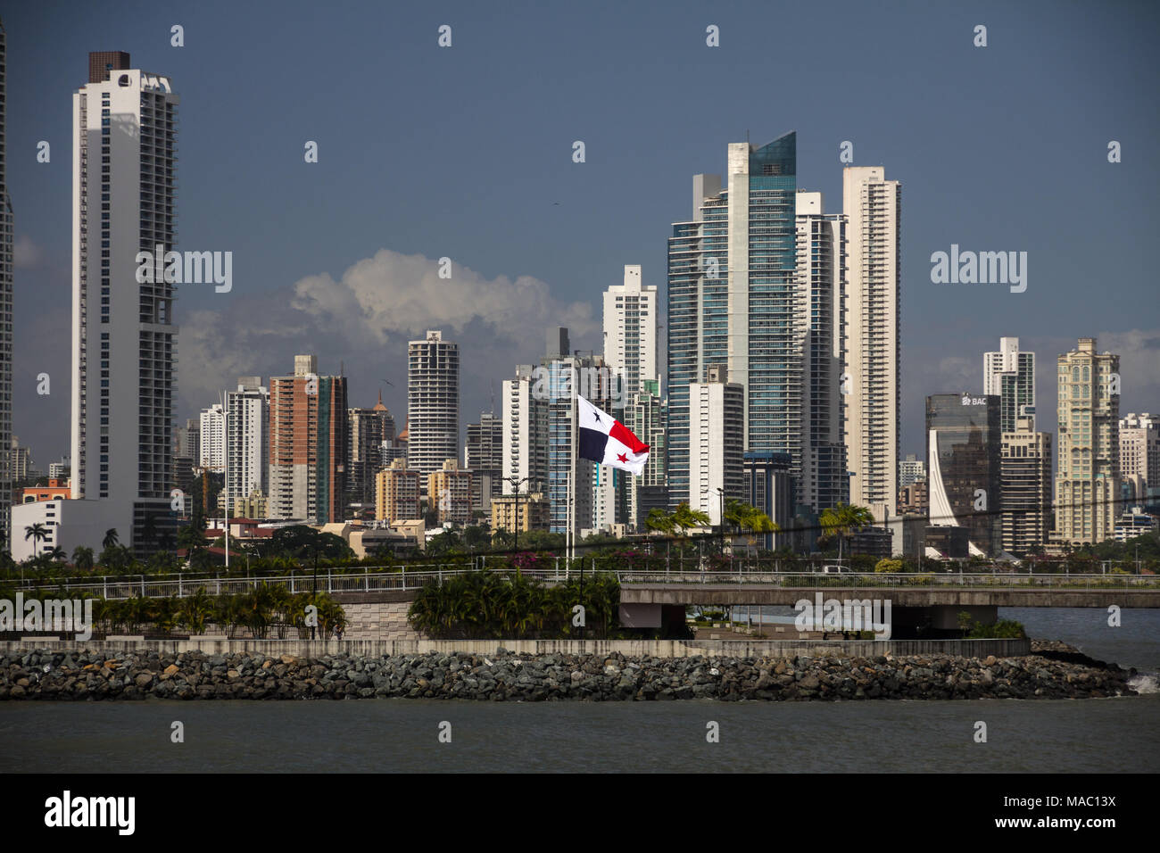 Über die Bucht von Casco Vieja - Panamas Altstadt - Hochhaus Büros und Wohnungen drängeln für Platz. Stockfoto