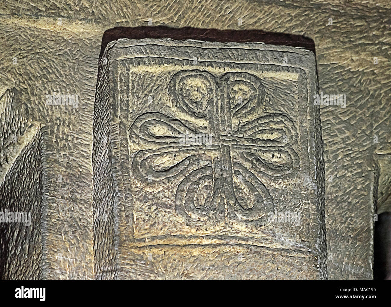 Stein bas-relief im Inneren des orthodoxen Felsen gehauene Kirche Medhane Alem, Gheralta, Tigray, Äthiopien Stockfoto