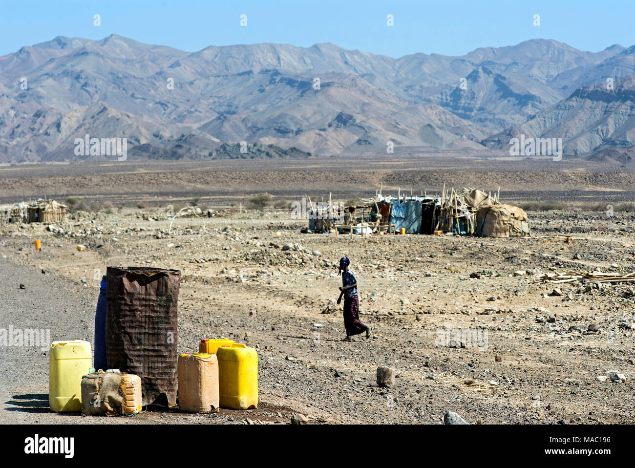 Trinkwasser für den Verkauf in Kunststoff Kanister am Straßenrand, Danakil Depression, Afar Dreieck, Äthiopien Stockfoto