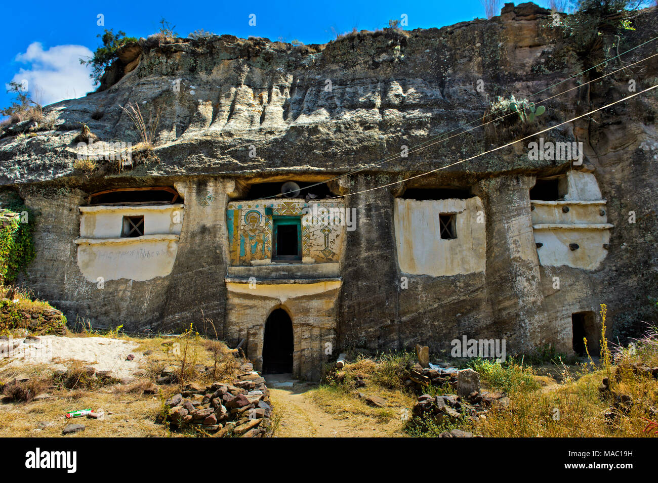 West Fassade und Eingang des orthodoxen Felsen gehauene Kirche Medhane Alem Kesho, Tigray Region, Äthiopien Stockfoto