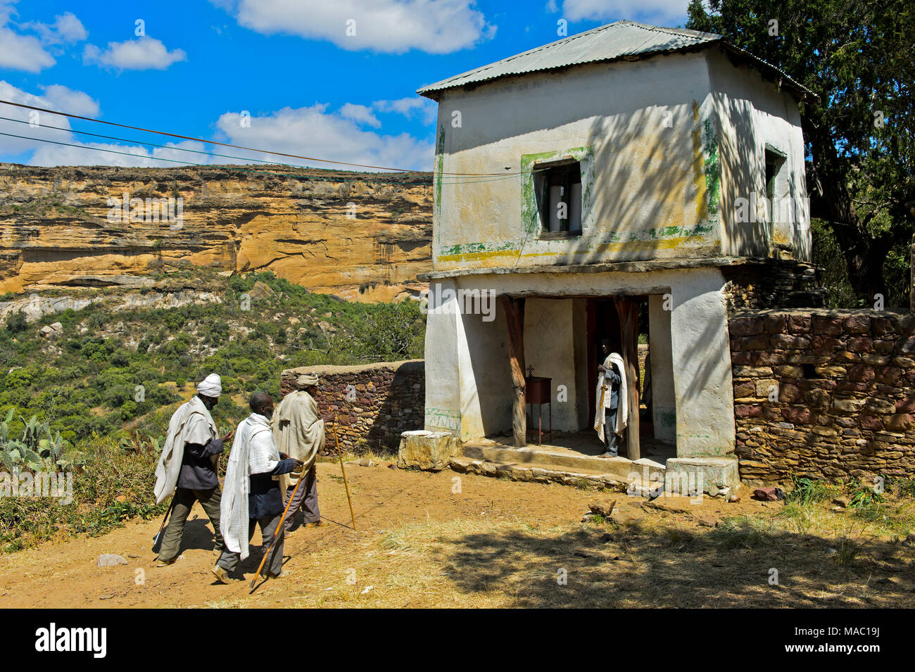 Pilger am Tor zum orthodoxen Felsen gehauene Kirche Medhane Alem Kesho, Tigray Region, Äthiopien Stockfoto