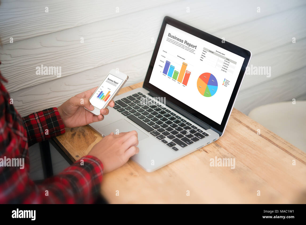 Nahaufnahme Rückansicht der jungen Geschäftsfrau arbeiten im Büro, Tippen auf Bildschirm mit Diagrammen. Wirtschaft Finanzen Konzept. Stockfoto