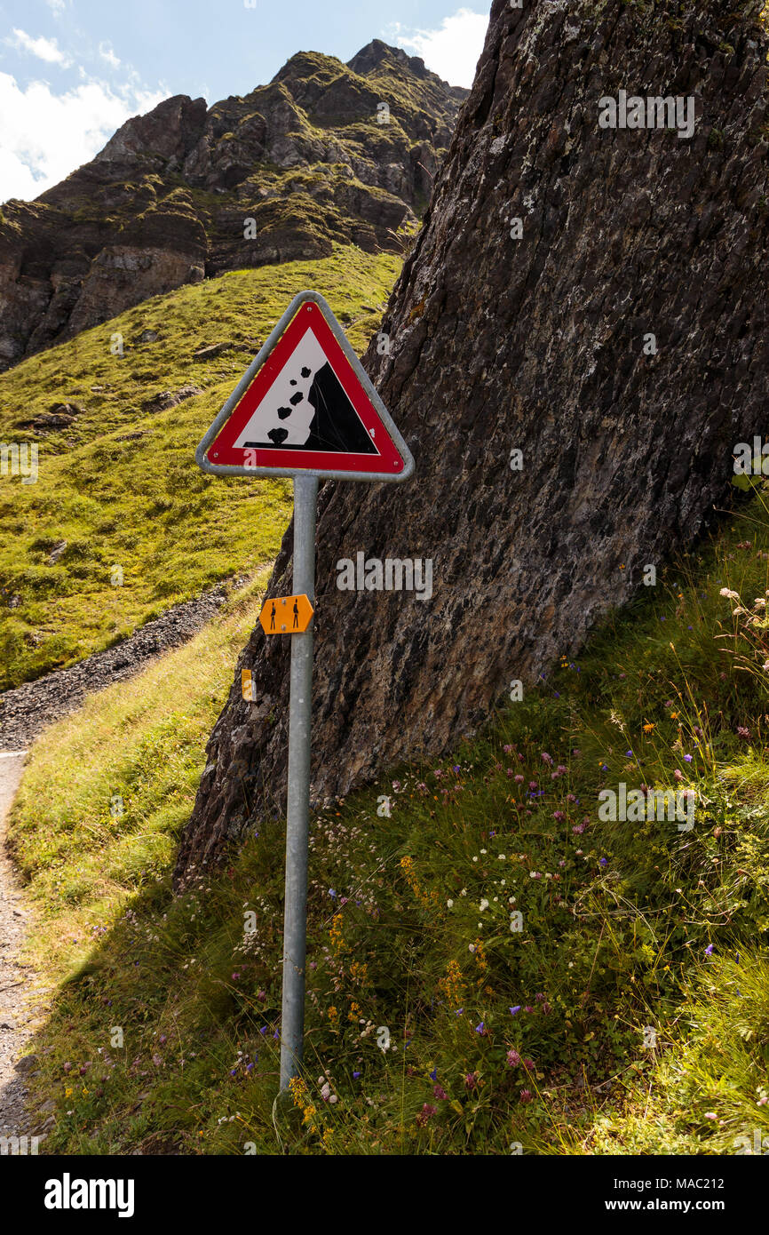 Falling Rocks Warnzeichen in den Schweizer Alpen im Sommer Stockfoto