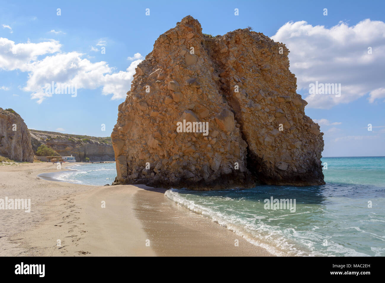 Felsformationen auf Firiplaka Strand, Insel Milos. Kykladen, Griechenland. Stockfoto