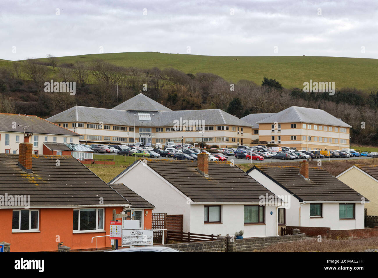 Grafschaftsrat Ceredigion und Polizeistation Gebäude in Aberaeron, Ceredigion, Wales, UK. Mittwoch, 21. März 2018 Stockfoto