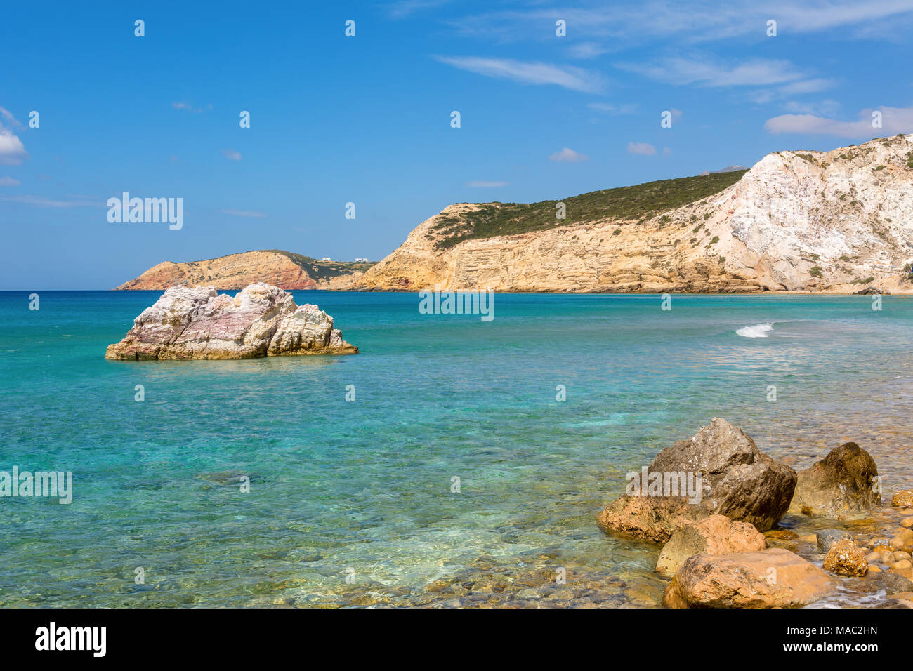 Felsen und Meer Wasser auf Firiplaka Strand, Insel Milos. Kykladen, Griechenland. Stockfoto