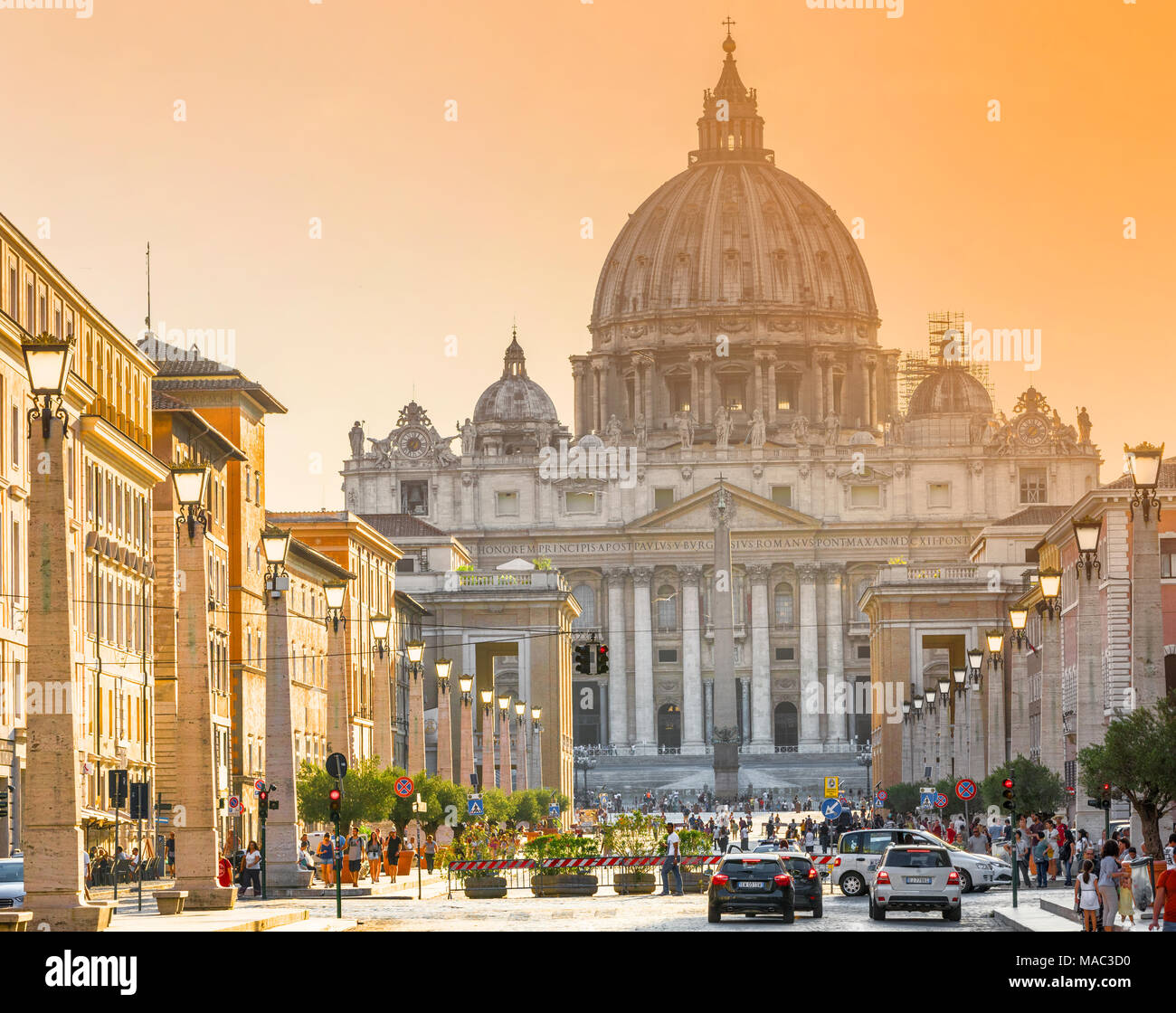 Blick auf Kathedrale von San Pietro via Conicillazione an einem heißen Sommertag. Rom, Italien Stockfoto