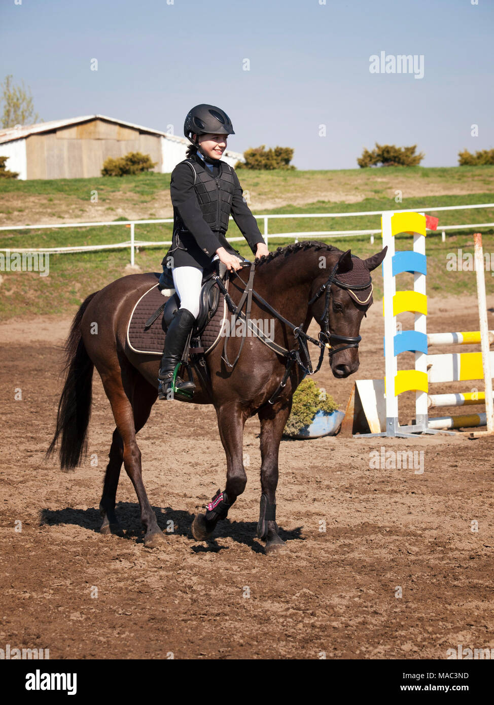 Smilling junge Mädchen glücklich nach dem showjumping Wettbewerb gewinnen Stockfoto