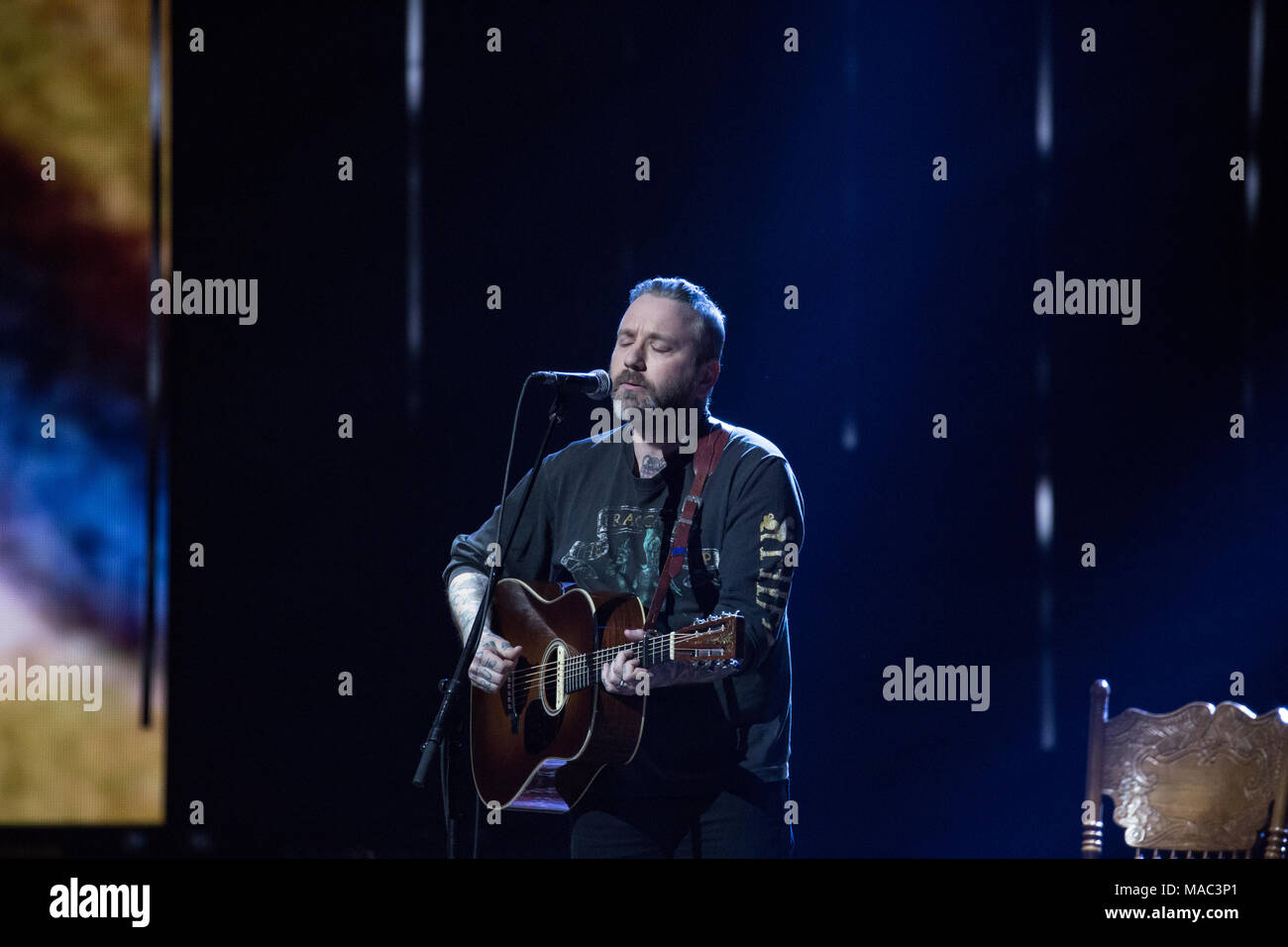 Vancouver, Kanada. 26. März, 2018. Kevin Hearn, Sarah Harmer und Dallas Green durchführen, eine Hommage an die späten Gord Downie am 2018 Juno Awards. Stockfoto