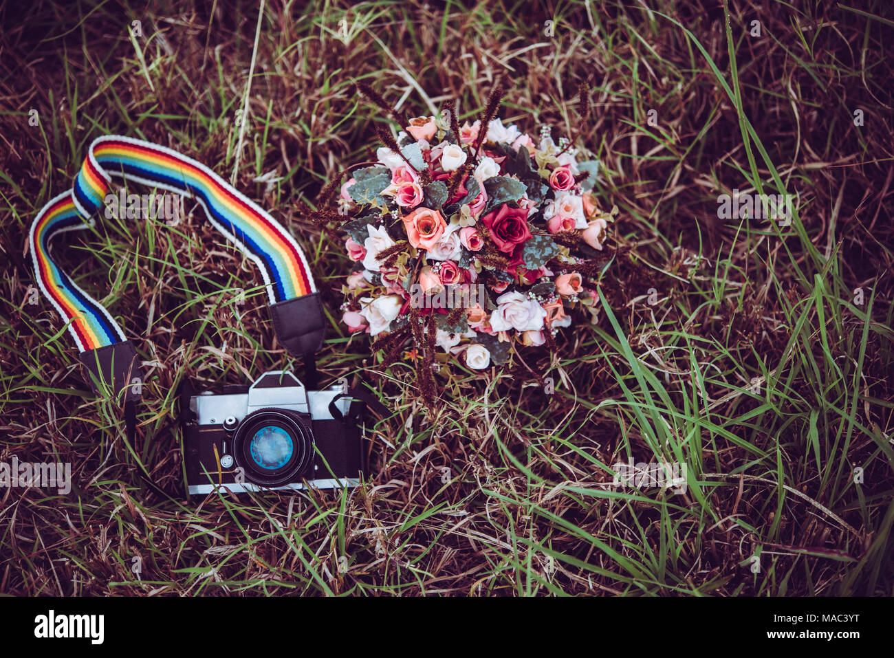 Vintage Kamera mit Blumenstrauß auf Gras Hintergrund. Stockfoto