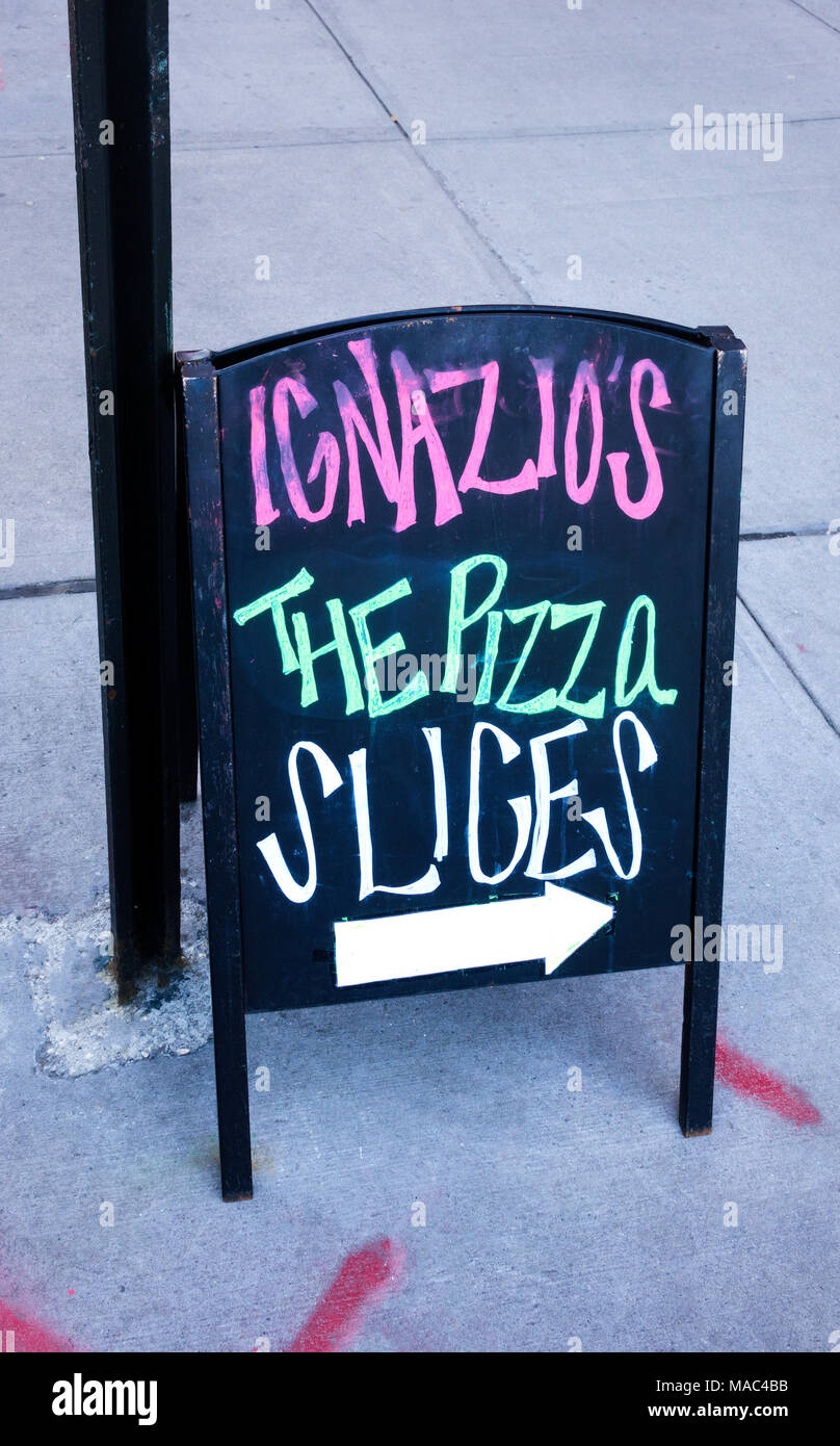 Klappbare street sign Werbung Pizza Scheiben vor ignazio's Pizzeria in Dumbo Brooklyn in New York. Stockfoto
