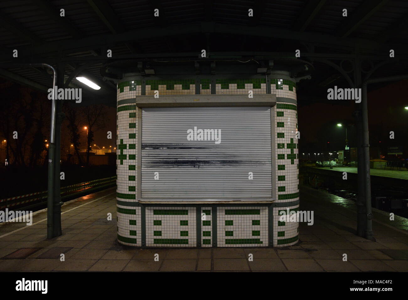 Alter Bahnhof bei Nacht Stockfoto