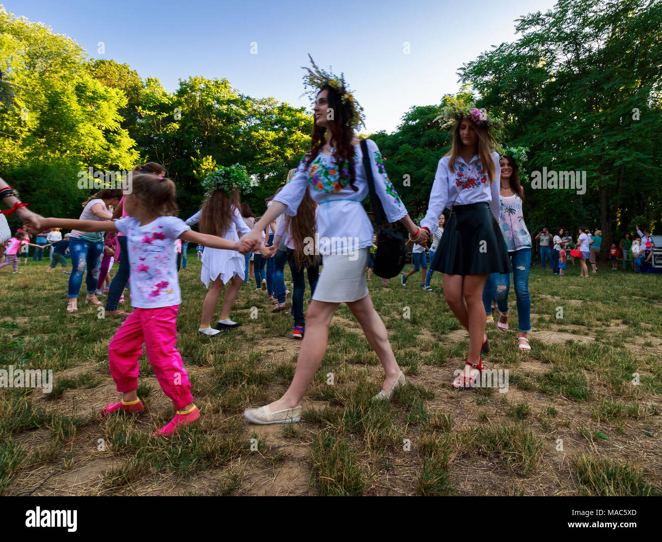 Uschhorod, Ukraine - 07 Jul, 2016: Junge weibliche Round Dance auf Ivana Kupala fest. Ferienhaus in der slawischen Kultur Stockfoto