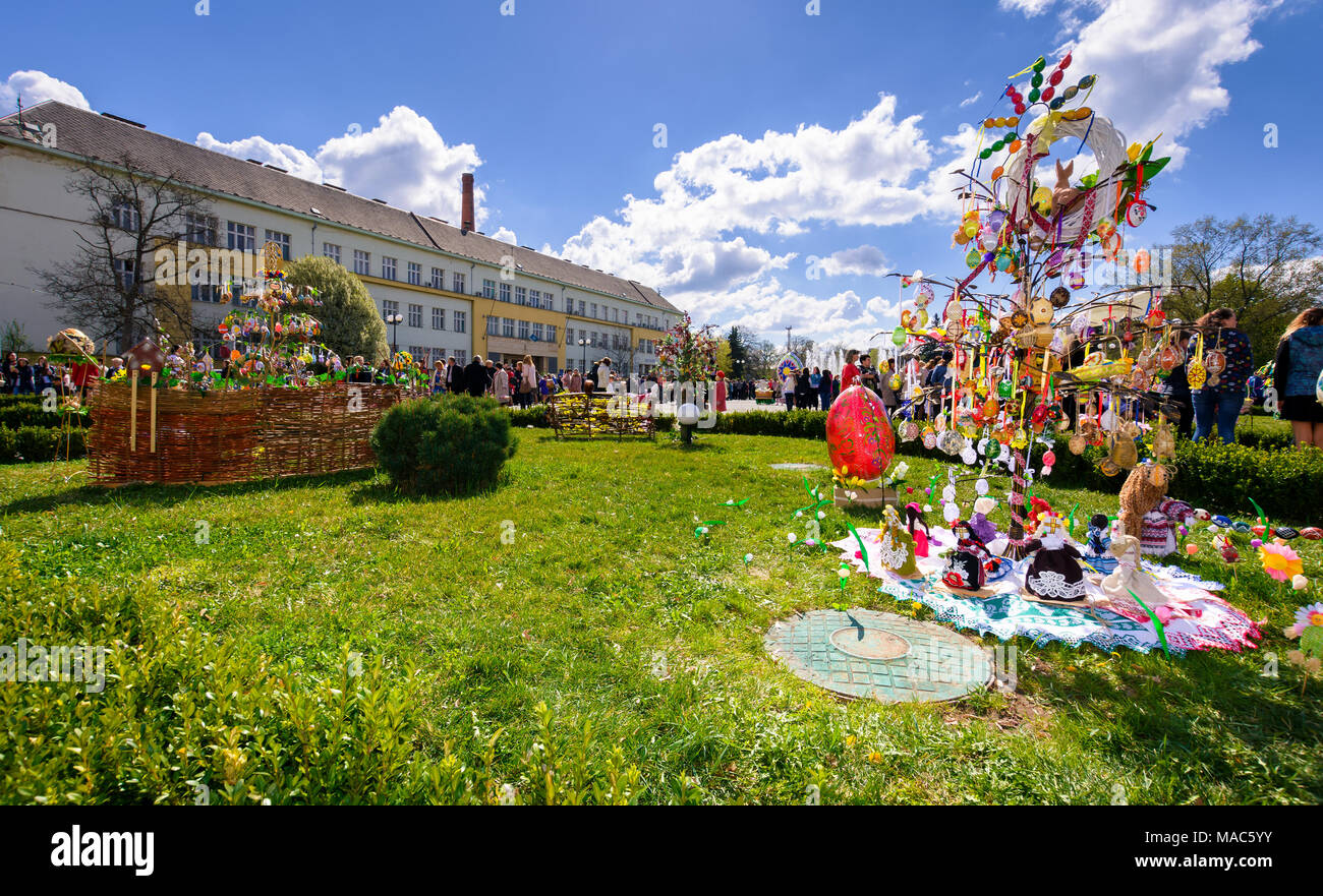 Uschhorod, Ukraine - 07 April, 2017: Feiern orthodoxe Ostern in Uzhgorod auf der Narodna Platz. Feier vor der transkarpatischen Regionale Ad Stockfoto