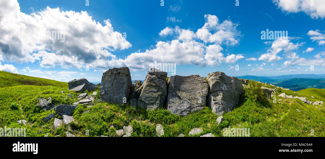 Gebirgiges Panorama mit Felsbrocken am Hang. schönen Sommer Landschaft bei schönem Wetter unter dem schönen cloudscape Stockfoto