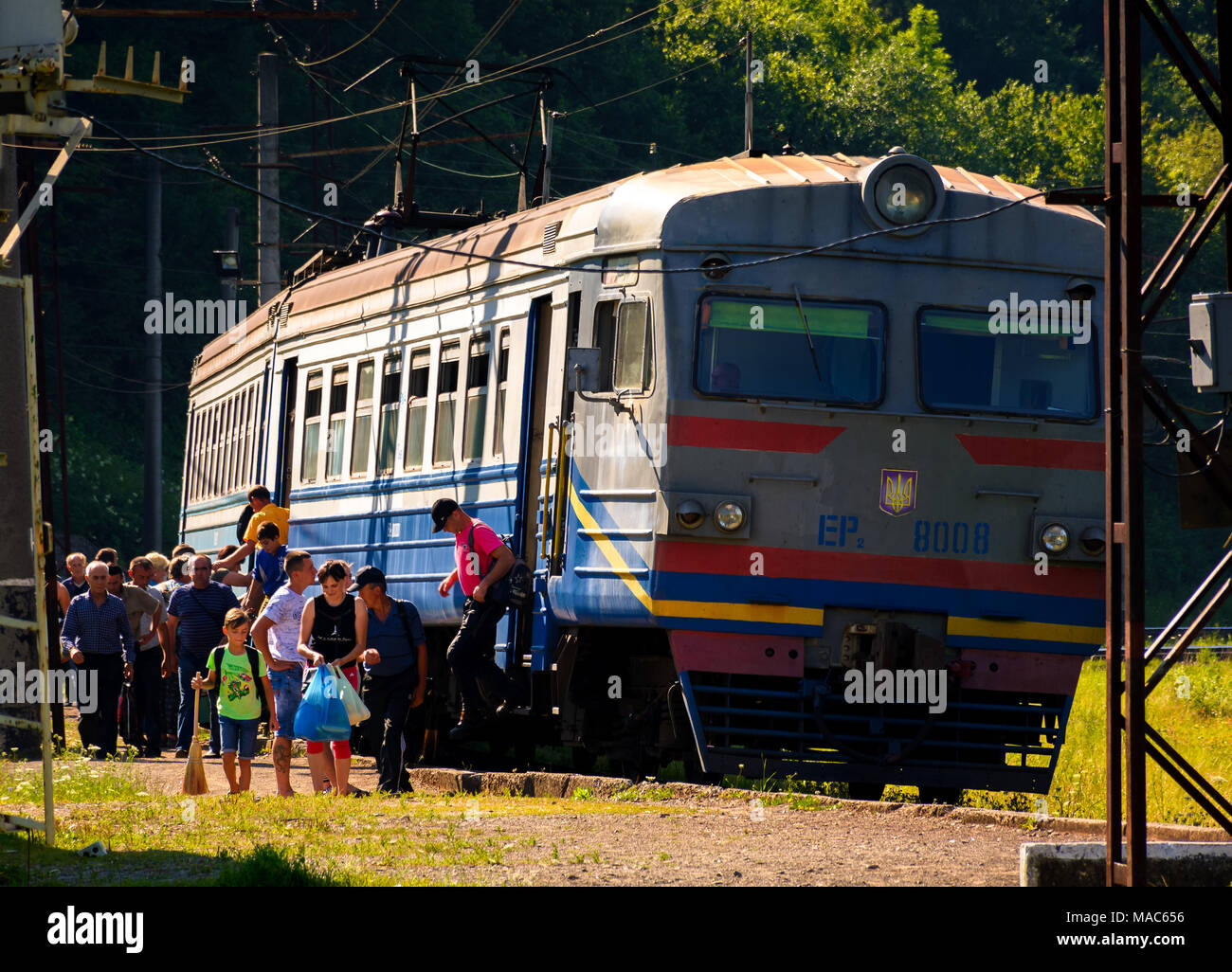 Huklyvyi, Ukraine - 20 Jul, 2017: alte elektrische Zug Anreise. Menschen schnell abnehmen Stockfoto