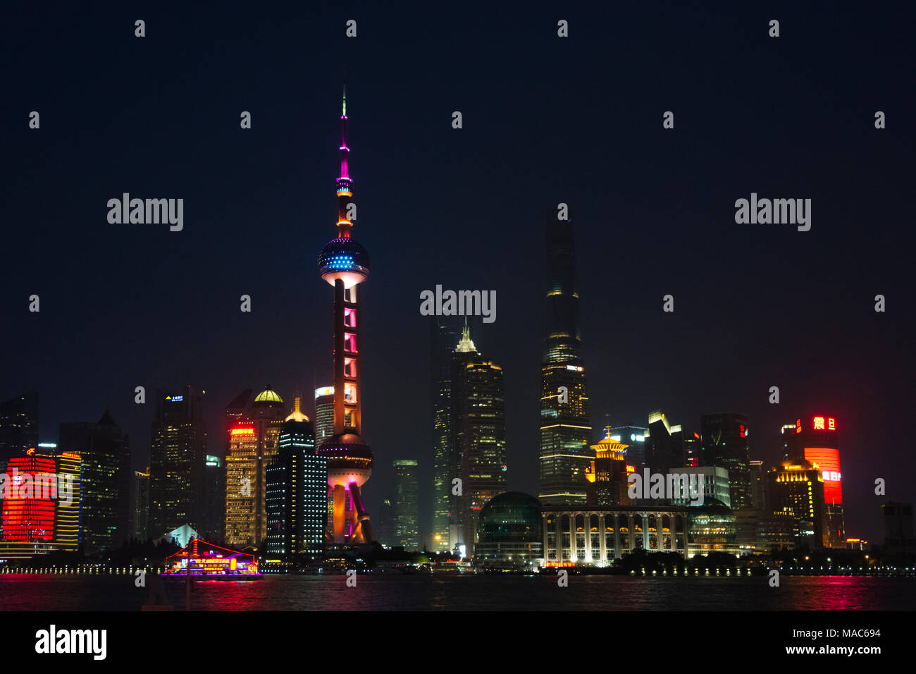 Nacht Blick auf die Skyline von Pudong durch den Fluss Huangpu, Shanghai, China Stockfoto