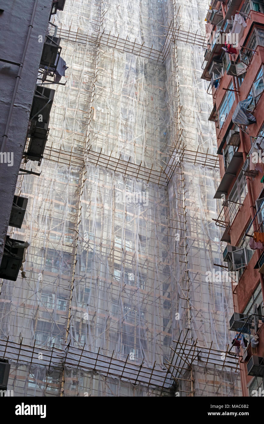 Gerüst um die Wohngebäude für die Sanierung von Altbauten in Quarry Bay, Hong Kong, China Stockfoto